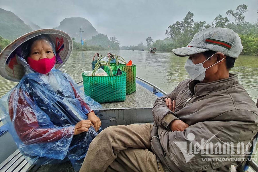 B&agrave; Nguyễn Thị H&agrave; (huyện Mỹ Đức) vui mừng khi ch&ugrave;a Hương mở cửa trở lại