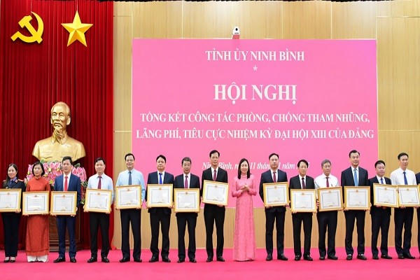 Nhiều tập thể, cá nhân được Chủ tịch UBND tỉnh Ninh Bình tặng Bằng khen.