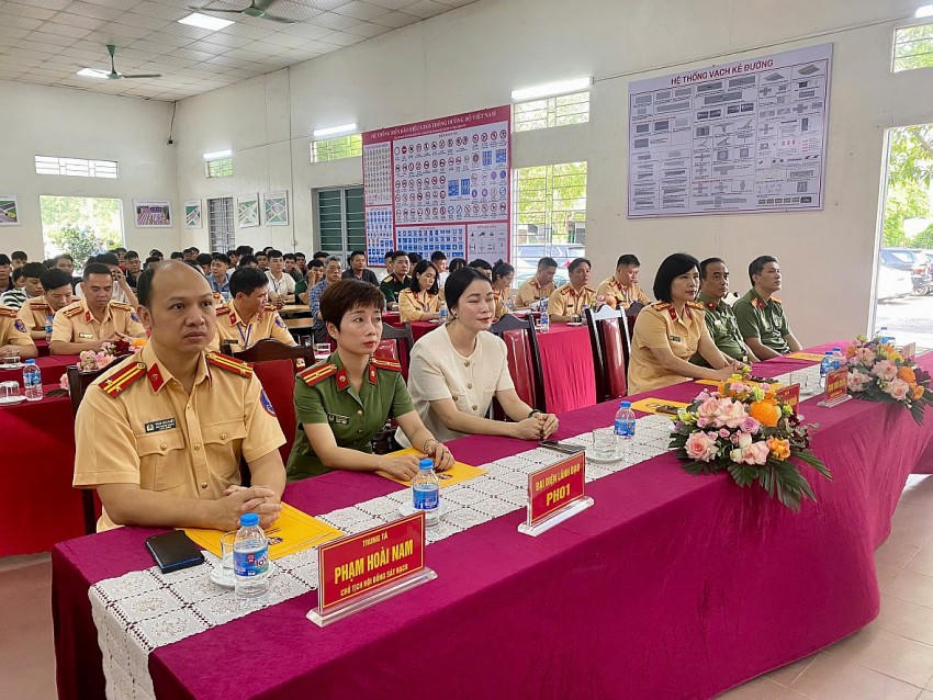 Các đại biểu tham dự Lễ khai mạc.