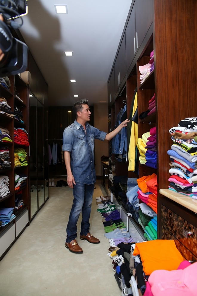 Một góc để giày dép và quần áo của Mr.Đàm