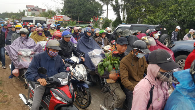 D&ograve;ng người đổ về chợ Viềng ng&agrave;y c&agrave;ng tăng l&ecirc;n trong cơn mưa chiều nặng hạt