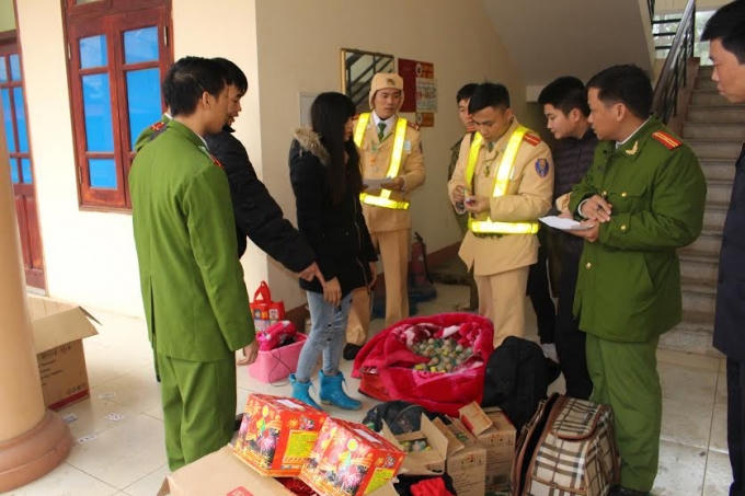 Lực lượng chức năng tiến hành kiểm tra, lập biên bản thu giữ pháo lậu.