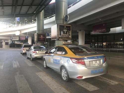 Xe taxi vào đón khách tại Cảng Hàng không quốc tế Nội Bài. Ảnh: Quang Toàn/BNEWS/TTXVN