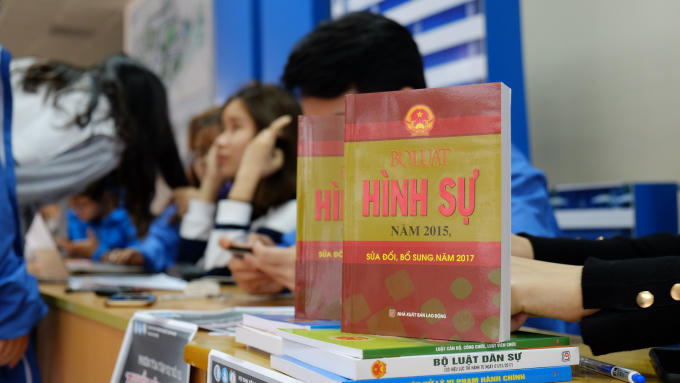 Những hình ảnh chuẩn bị cho phiên tòa giả định.