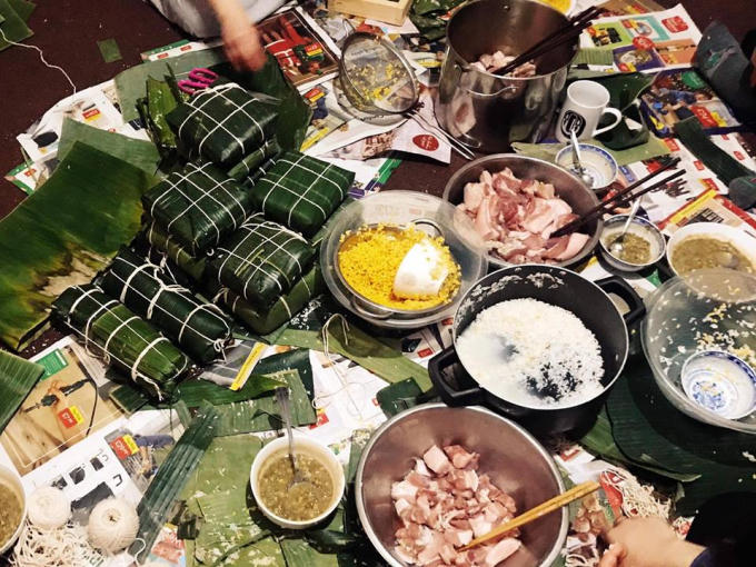 Mọi người quây quần bên nhau gói những chiếc bánh chưng mang hương vị truyền thống để đón tết cổ truyền