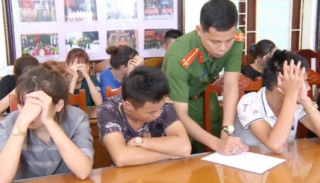 Thiếu nữ 17 tuổi tổ chức sinh nhật bằng đại tiệc ma túy