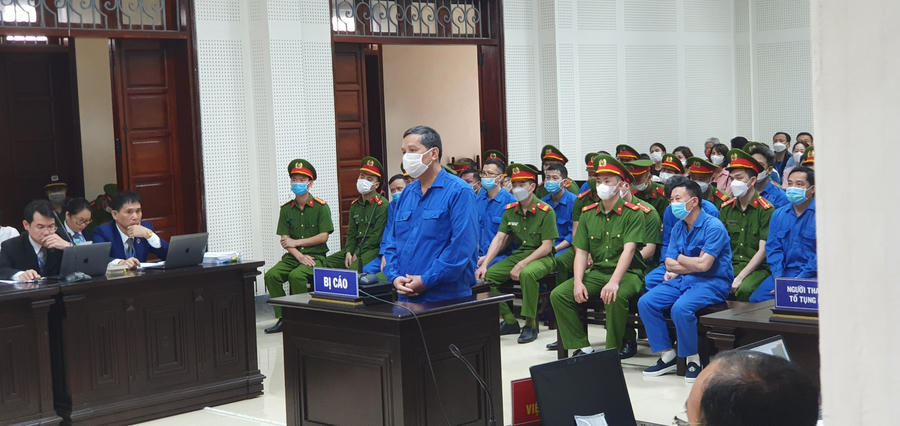 Cựu Chủ tịch UBND TP Hạ Long Phạm Hồng Hà (đeo khẩu trang trắng) khai báo nhân thân trước tòa.