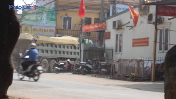 Xe chở cát gây bụi mù mịt ung dung "qua mặt" trụ sở công an phường Đại Mỗ.