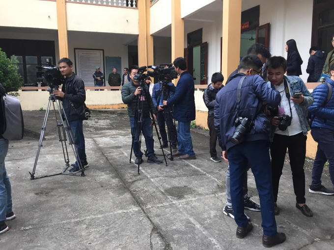 Lực lượng cảnh sát đã được triển khai đảm bảo an ninh tại trụ sở TP Hòa Bình. Hàng chục phóng viên các cơ quan báo chí có mặt từ rất sớm để ghi nhận diễn biến và làm thủ tục lấy thẻ tác nghiệp tại phiên tòa.