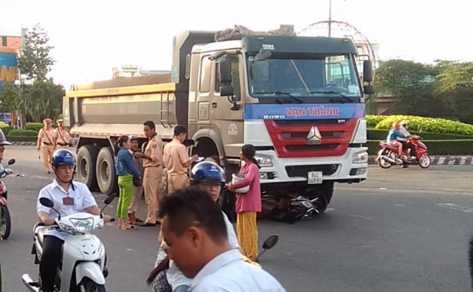 Lực lượng CSGT đang xử lý vụ tai nạn