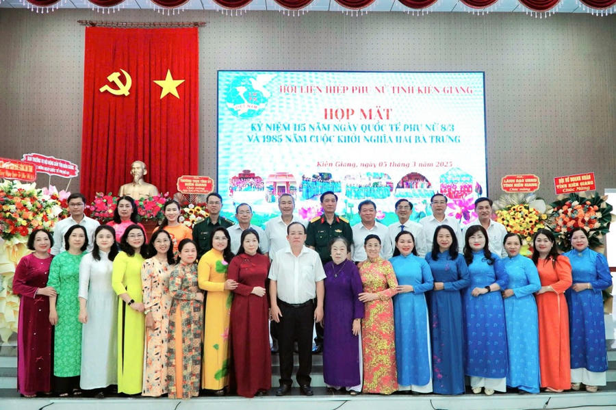 Lãnh đạo tỉnh Kiên Giang chụp ảnh lưu niệm cùng các cấp Hội Phụ nữ tỉnh Kiên Giang nhân họp mặt kỷ niệm 115 năm ngày Quốc tế phụ nữ 8/3 và 1985 năm cuộc khởi nghĩa Hai Bà Trưng