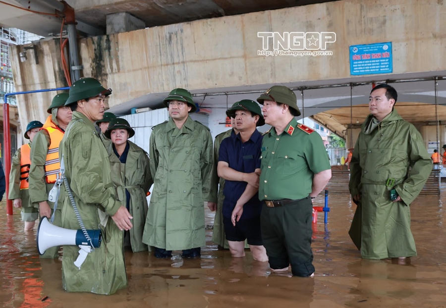 Đồng chí Trịnh Xuân Trường, Bí thư Tỉnh ủy; đồng chí Phạm Hoàng Sơn, Phó Bí thư Tỉnh ủy, Chủ tịch UBND tỉnh cùng các đồng chí Ủy viên Ban Thường vụ Tỉnh ủy, lãnh đạo UBND tỉnh, các ngành, đơn vị đi kiểm tra thực tế và chỉ đạo công tác ứng phó, khắc phục hậu quả mưa lũ tại tuyến đê sông Cầu, khu vực chân cầu Bến Tượng (phường Phan Đình Phùng).