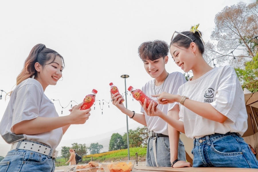 Được chiết xuất từ 9 loại thảo mộc tự nhiên, Trà Thanh Nhiệt Dr Thanh là thức uống yêu thích của các sĩ tử giúp thanh lọc làm mát cơ thể nhanh chóng khi ôn thi trong ngày hè nắng nóng gay gắt.