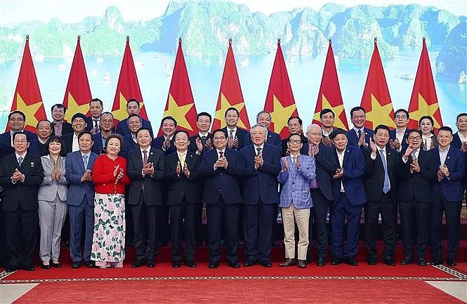 Thủ tướng Phạm Minh Chính với các doanh nghiệp (Ảnh: TTXVN)