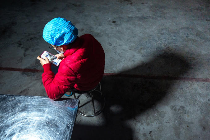 Những lúc chưa có người ăn, để có kết nối wifi gọi điện về gia đình chị Huyền thường phải ngồi ở 1 góc rất xa.