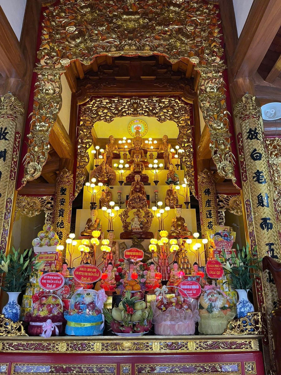 Ban thờ Thánh tôn nghiêm.