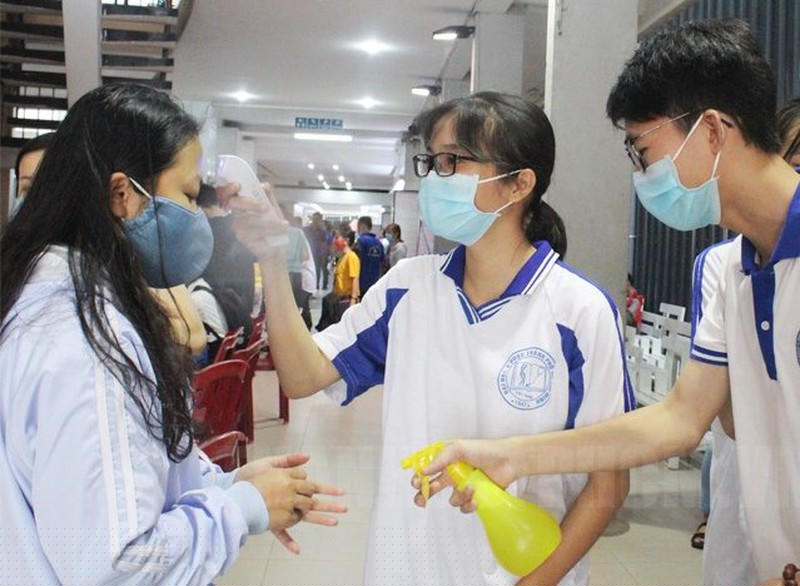 Đông đảo bạn trẻ hăng hái tham gia ngay từ sáng sớm.