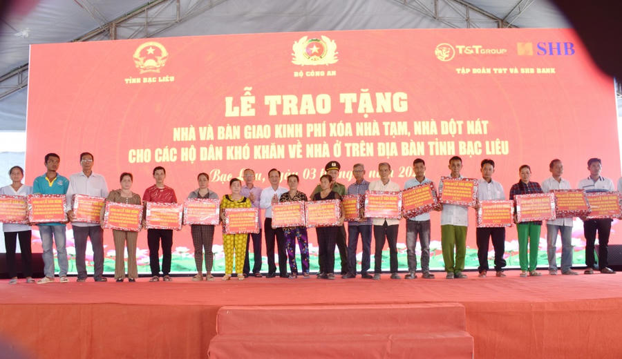 Ông Lữ Văn Hùng - Ủy viên BCH TW Đảng, Bí thư Tỉnh ủy, Chủ tịch HĐND tỉnh (bên trái) cùng ông Phạm Văn Thiều - Phó Bí thư Tỉnh ủy, Chủ tịch UBND tỉnh trao 20 gia đình thuộc hộ nghèo, cận nghèo khó khăn về nhà ở trên địa bàn tỉnh Bạc Liêu.