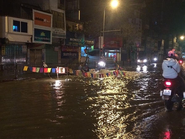 Các phương tiện lưu thông qua đoạn đường này gặp rất nhiều khó khăn.