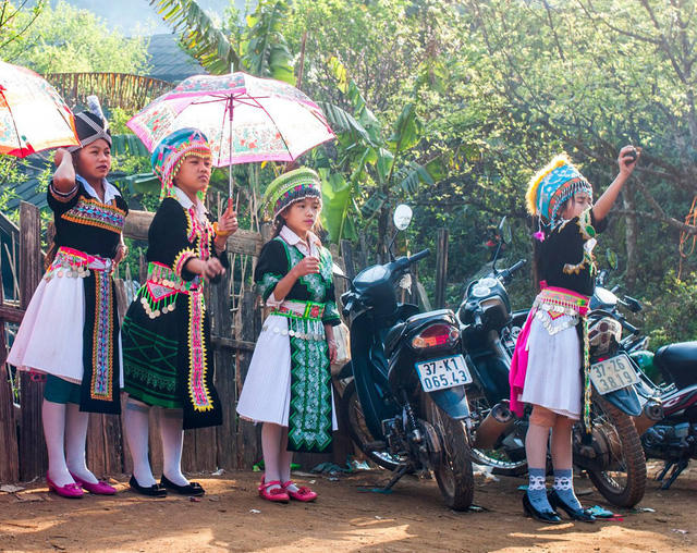 Các thiếu nữ người Mông chơi ném còn trong ngày Tết. Từ những ngày hội này, các chàng trai, cô gái Mông sẽ tìm hiểu và tiến đến hôn nhân.