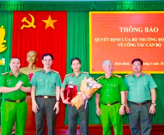 Đại tá Võ Đức Nguyện nhận quyết định nghỉ công tác hưởng chế độ hưu trí từ ngày 1/6/2025.