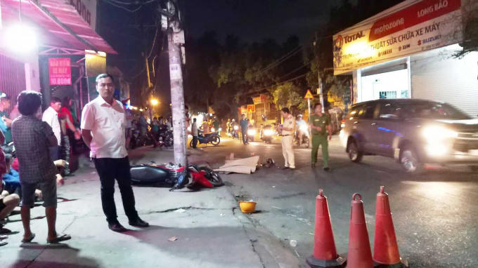 Công an quận Thủ Đức khám nghiệm hiện trường, truy tìm chiếc xe đầu kéo container gây tai nạn chết người rồi bỏ trốn.