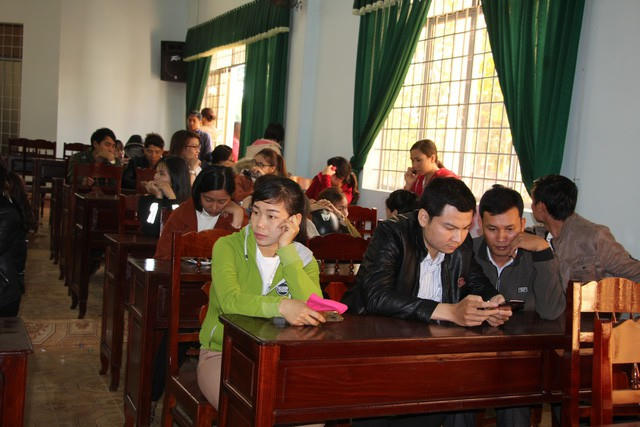 Các giáo viên xót xa khi sẽ bị chấm dứt hợp đồng lao động.