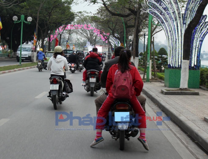 Phụ huynh và nhà trường cần phối hợp trong việc chấp hành luật lệ giao thông. (Ảnh: Đức Biên)