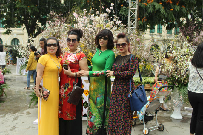 Nhiều người mặc áo dài truyền thống để tranh thủ chụp ảnh lưu niệm giữa khung cảnh hoa rực rỡ. 