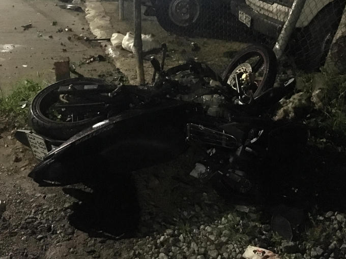 Xe máy nằm trên vỉa hè biến dạng sau cú đâm kinh hoàng