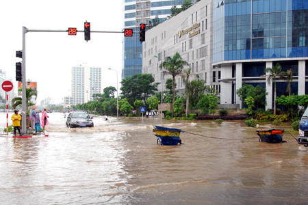 Khu chung cư cao cấp ở Hà Nội bị ngập hết đường vào, chia cắt với bên ngoài trong nhiều giờ đồng hồ. Ảnh: Vietnamnet.