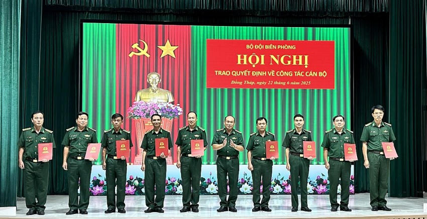 Lãnh đạo Ban chỉ huy BĐBP Đồng Tháp trao các về công tác cán bộ, điều động, bổ nhiệm một số vị trí lãnh đạo. Ảnh: Hoà Bình