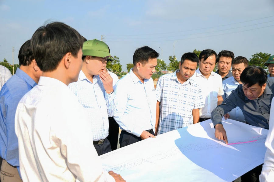 Phó Chủ tịch UBND tỉnh Vũ Việt Văn chỉ đạo đẩy nhanh tiến độ Dự án Đường trục Đông - Tây đô thị Vĩnh Phúc, đoạn từ Tân Phong đi Trung Nguyên.