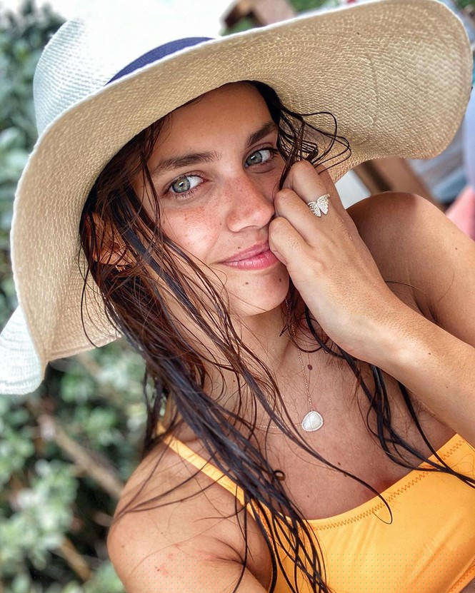 Sara Sampaio diện bikini đón năm mới ở biển - ảnh 7