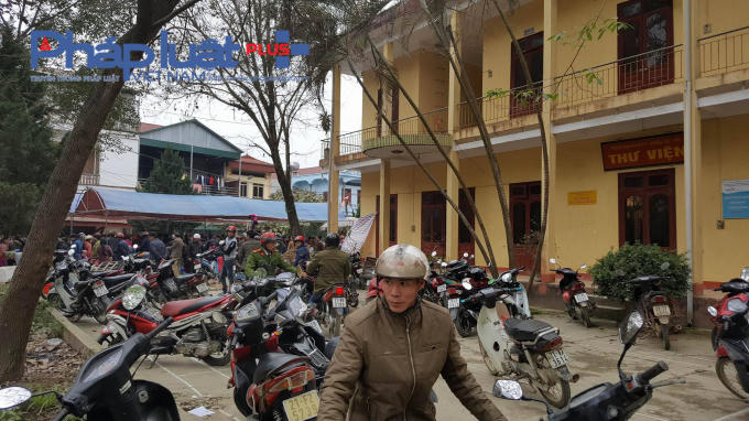 Sân thư viện trở thành nơi gửi xe để du khách đến xem chọi trâu.