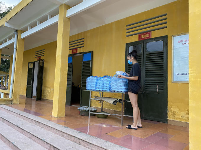 Nhiều du học sinh cho biết, cảm thấy may mắn và xúc động khi được các cán bộ, chiến sĩ quan tâm, giúp đỡ tận tình.