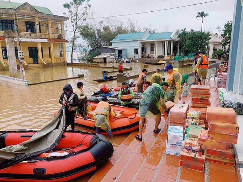 Các đơn vị quân đội, công an sẽ phối hợp vận chuyển và phân phát gạo, lương khô đến tận tay người dân vùng bị ảnh hưởng.