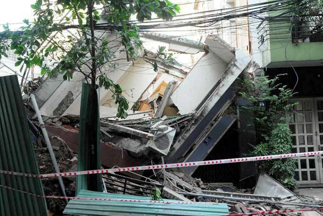 Đến trưa 3.9, hiện trường vụ sập căn nhà 3 tầng đè nát một căn nhà khác trên đường Tân Sơn Hòa (phường 2, quận Tân Bình, TP.HCM) vẫn đang được công an phong tỏa để điều tra. Ảnh: Dương Thanh