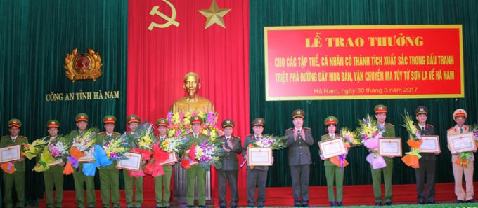 Giám đốc Công an tỉnh Hà Nam trao Giấy khen cho các lực lượng có thành tích xuất sắc trong phá án.