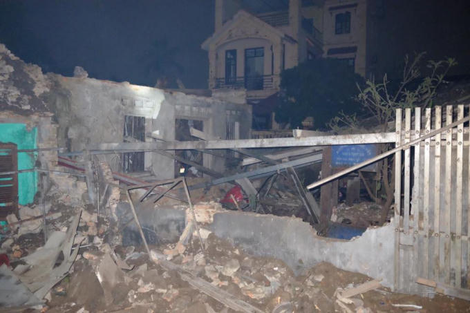 Một ngôi nhà bị thổi tung nóc. Ảnh Vinh Khoa