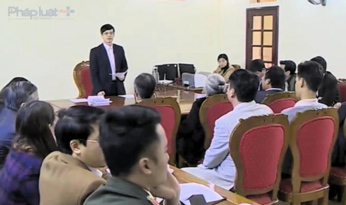 Chỉ tịch UBND tỉnh Thanh Hóa Nguyễn Đình Xứng tại buổi tiếp các hộ nuôi ngao xã Hải Lộc. (Ảnh: Anh Thắng)