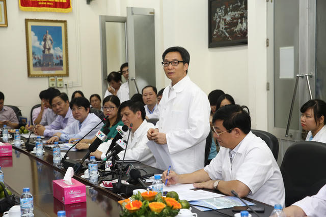 Phó Thủ tướng đã gửi lời cám ơn tới các y, bác sĩ của ngành y tế đã nỗ lực ngày, đêm để khám, điều trị cho bệnh nhân sốt xuất huyết tăng đột biến trong nhiều ngày qua. Ảnh: Dân Trí