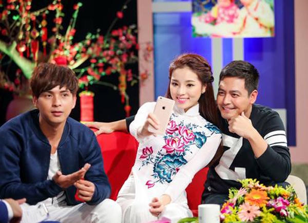 Bộ đôi mải miết tạo dáng bên nam ca sĩ Hồ Quang Hiếu. Ảnh: Internet