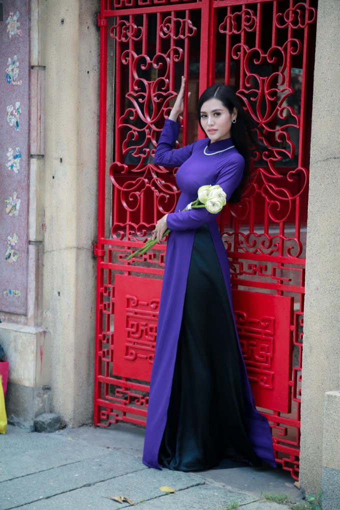 Dy Khả Hân đã thực hiện bộ ảnh áo dài duyên dáng và nền nã.