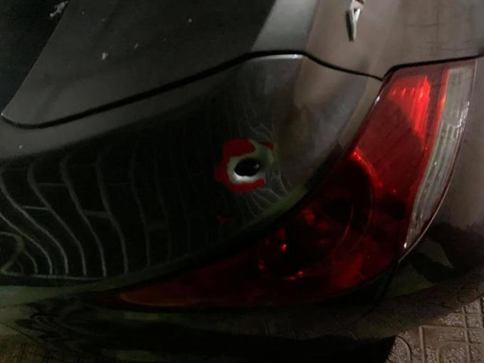 Một mảnh kim loại găm vào ôtô của người dân.