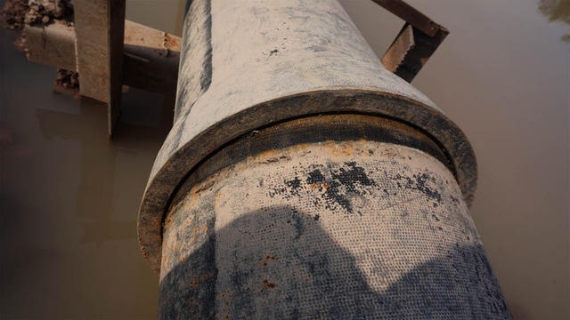 Khớp nối giữa 2 đoạn ống bị bung ra. (Ảnh: Dân trí)