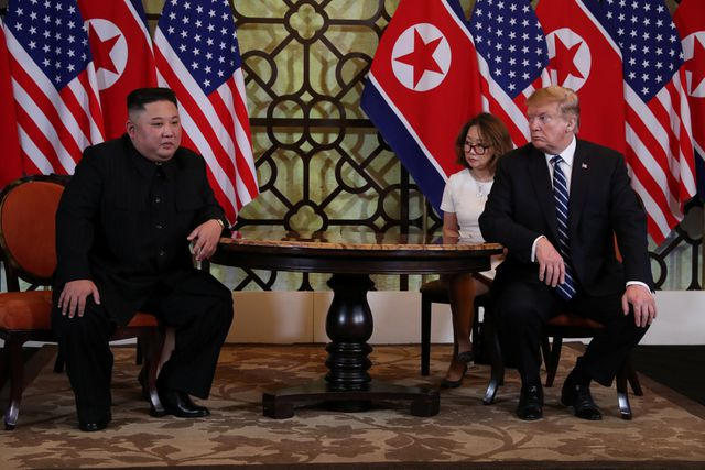 Trong ngày họp thứ 2 của hội nghị thượng đỉnh, Tổng thống Donald Trump và Chủ tịch Kim Jong-un đã trao đổi ngắn trước sự chứng kiến của giới truyền thông trước khi họp kín 1-1 với sự hỗ trợ của 2 phiên dịch viên.