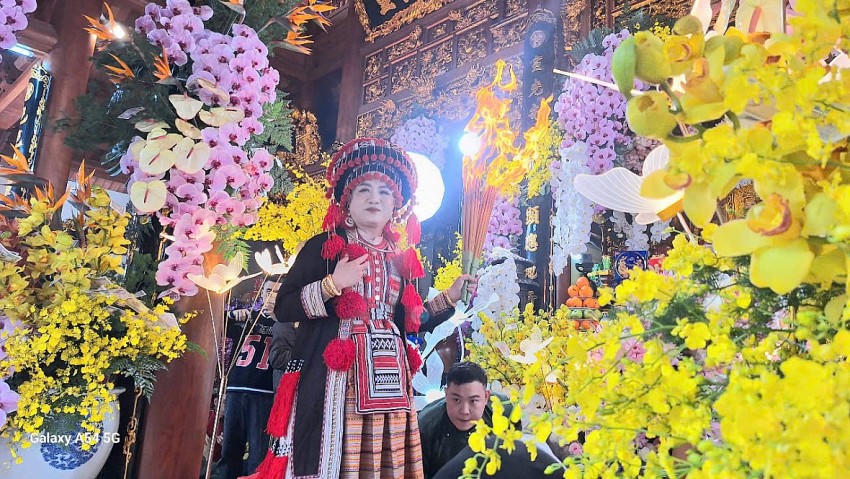 Nghệ nhân ưu tú Đặng Ngọc Anh thực hành tín ngưỡng tại Đền Minh Lương.