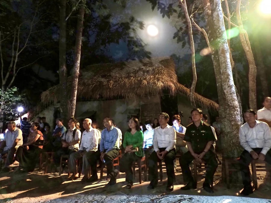 Lãnh đạo TP.HCM cùng các đại biểu, du khách thưởng thức tiết mục văn nghệ trong tour đêm "Trăng chiến khu".