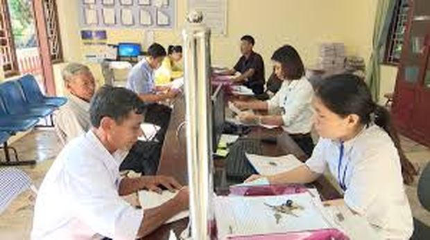 Người dân đến làm thủ tục hành chính tại bộ phận tiếp nhận hồ sơ và trả kết quả tại UBND xã.